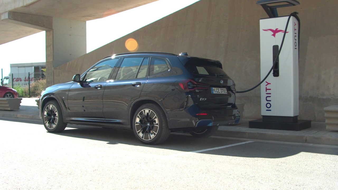 Der BMW iX3 - Innovative Lösungen für das Laden zu Hause und unterwegs