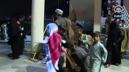 ABD askerleri tahliye edilecek kişilerin bileğindeki barkodu okutarak sisteme kaydediyor