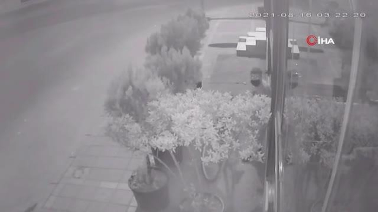 Esenyurt'ta pişkin hırsız soyduğu dükkanda yorulunca limonata içti...O anlar kameralara yansıdı