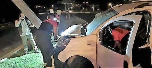 Kontrolden çıkan araç aydınlatma direğini devirdi: 2 yaralı