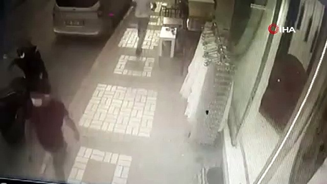 Bursa'da çay ocağına ateş açıp kaçtılar! Korku dolu anlar kamerada