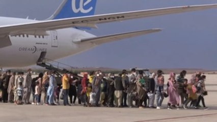 Tải video: La base de Torrejón acogerá hoy a otros 390 evacuados en 3 aviones