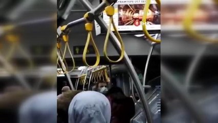 Yolcular ayakta, otobüsün sökülen parçaları koltukta