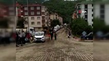 Bozkurt'ta trafik polisinden yürek ısındıran hareket...Namaz kılmak isteyen vatandaş için montunu yere serdi