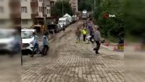 Bozkurt'ta trafik polisinden yürek ısındıran hareket...Namaz kılmak isteyen vatandaş için montunu yere serdi