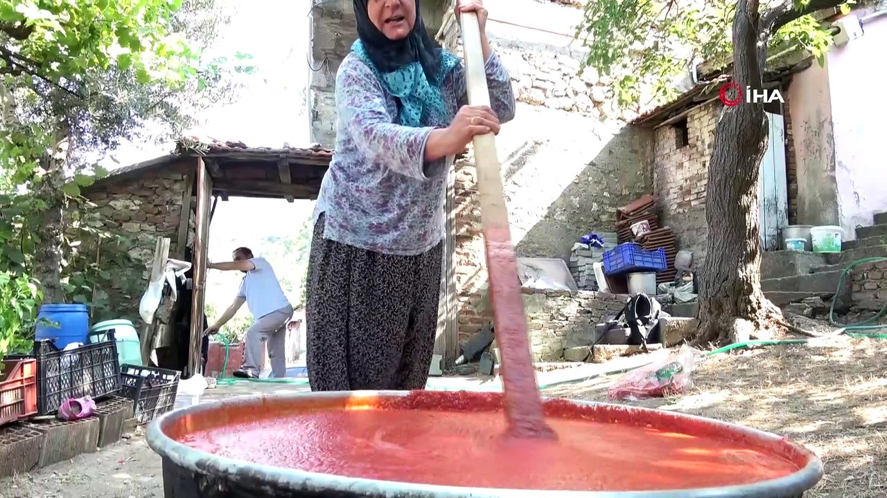Seyyar salça fabrikasını sokak sokak gezdiriyor