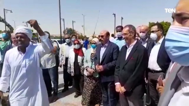 وزير الاتصالات ومحافظة أسوان يتفقدان عدد من المشروعات وسط استقبال نوبى لفرقة أسوان للفنون التلقائية