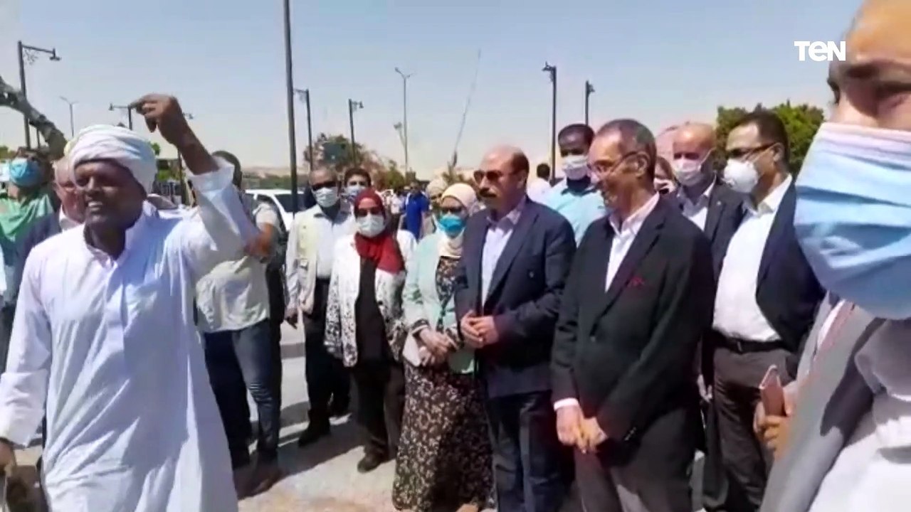 وزير الاتصالات ومحافظة أسوان يتفقدان عدد من المشروعات وسط استقبال نوبى لفرقة أسوان للفنون التلقائية