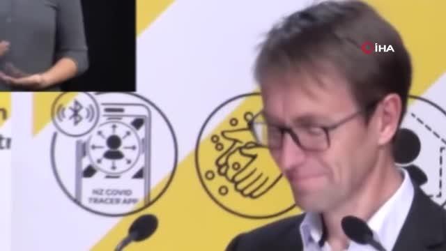 Son dakika haber... Yeni Zelandalı Bakan'ın canlı yayın gafı sosyal medyada bacaklarını aç hareketini başlattı