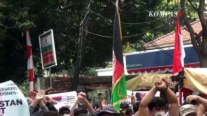 Kapolsek Menteng Bersimpuh Mohon Pencari Suaka Afghanistan dan Anaknya Bubar