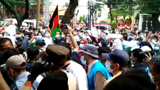 Pencari Suaka dari Afghanistan Berunjuk Rasa di Kantor UNHCR Jakarta