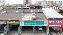 İş yerinin çatısına yerleştirdiği otomobil ile dikkat çekiyor