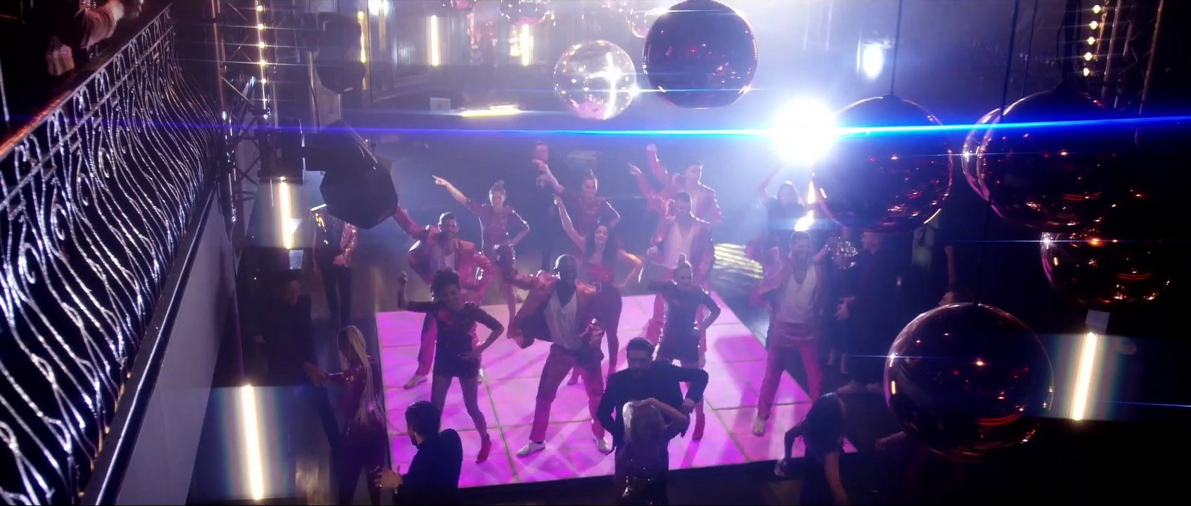 Fauve Hautot dans le clip "If I Can’t Have You" de Jess Glynne (Saturday Night Fever)