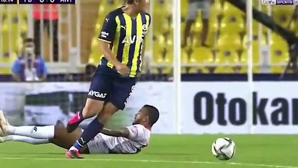 김민재 선수의 유럽무대 데뷔전, 몸싸움에서 전혀 밀리지 않는다!