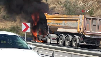 Kırklareli’nde seyir halindeki hafriyat kamyonu alev alev yandı