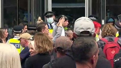 متظاهرون مناهضون لتلقي اللقاح يستهدفون محطات تلفزة في لندن