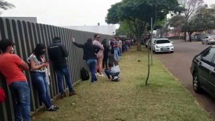 Fila da vacinação contra a Covid-19 dá a volta na quadra na USF do Santo Onofre