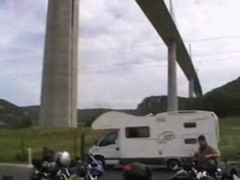 Arrêt sous le viaduc de Millau