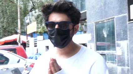 Kartik Aaryan ने खुले आम Cameraperson से की बदतमीज़ी, Video हुई Viral | FilmiBeat