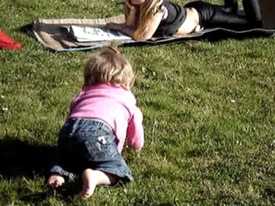 Eline dans l'herbe