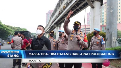 4 Polisi Terluka Diserang Massa Rizieq Shihab saat Demo