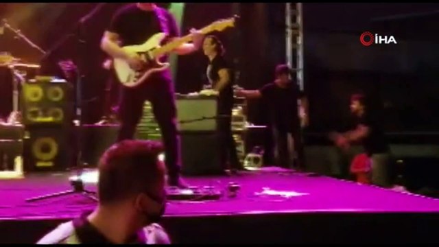 Kıraç konserde sahneye çıkarken yere kapaklandı!