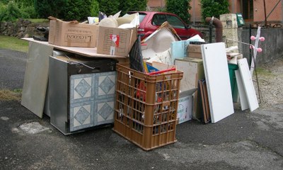 Elle refuse de payer, l’entreprise de nettoyage lui déverse ses déchets devant la porte