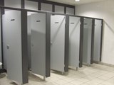 Voilà pourquoi les portes des toilettes publiques ne vont pas jusqu'en bas