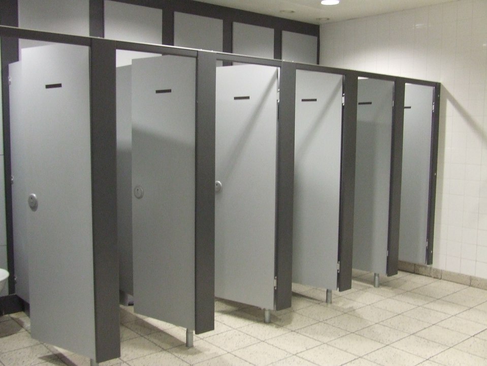 Voilà pourquoi les portes des toilettes publiques ne vont pas jusqu'en bas