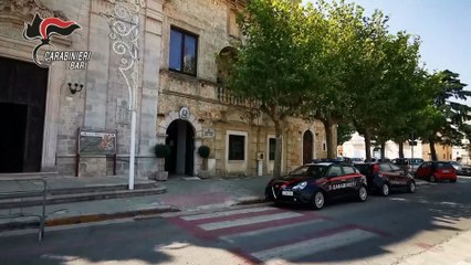 Descargar video: Puglia: minaccia con un coltello la moglie. Il figlio minore chiama i Carabinieri, tragedia sfiorata a Gioia del Colle -