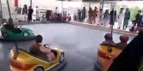 مجلس الأمن يعقد جلسات ومؤتمرات على طالبان وأفراد طالبان يلعبون في الملاهي