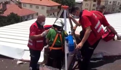 Video herunterladen: Isparta'da apartman boşluğuna düşen kedi halat sistemiyle kurtarıldı