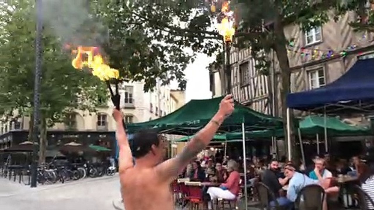 Clown, fakir, black bloc, SDF... les 1001 vies d'Alex, cracheur de feu à Rennes