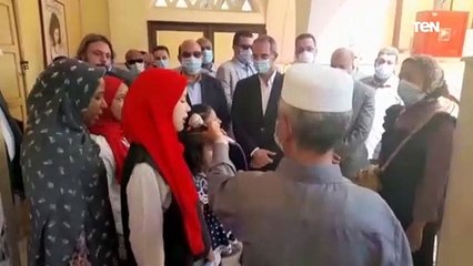 وزير الاتصالات يشيد بموهبة الطلاب المكفوفين فى العروض الفنية بمدرسة النور بأسوان