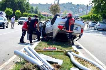 Download Video: Kaza yapan sürücüye yoldan geçen ambulans müdahale etti