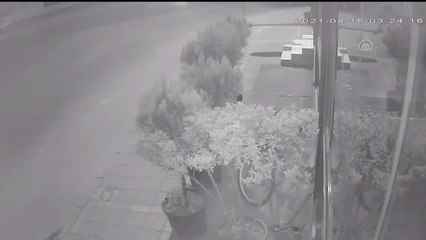 Esenyurt'ta börekçiye giren hırsızlık zanlısının rahat tavırları güvenlik kameralarına yansıdı