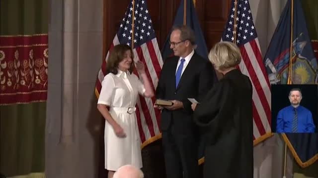 Kathy Hochul toma posesión como primera gobernadora de Nueva York