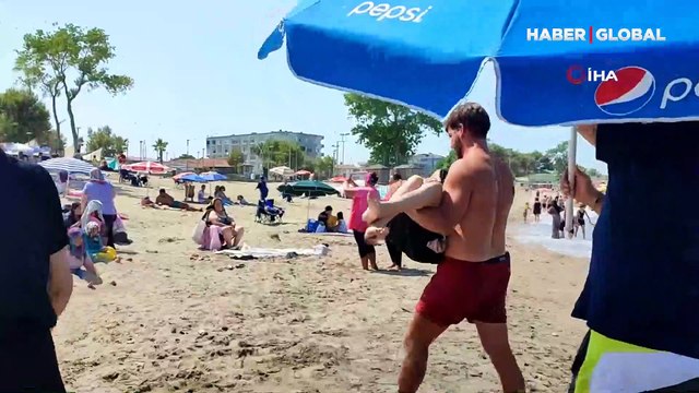 Boğulmak üzere olan çocuğu cankurtaran son anda kurtardı