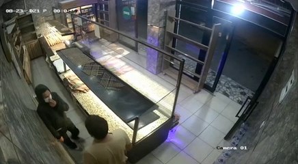 Uzun süre kasaya ulaşmaya çalıştı; iş yeri sahibine yakalandı