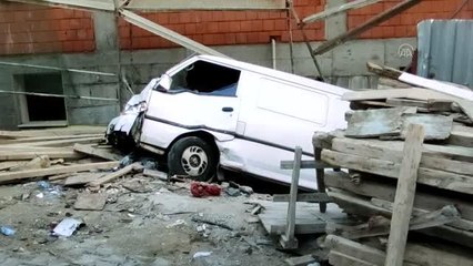 Kağıthane'de kontrolden çıkan kamyonetin çarptığı minibüs inşaat alanına devrildi