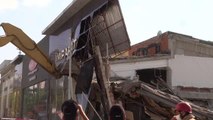 Başakşehir'de çöken mobilya mağazası binasında kontrollü yıkım gerçekleştirildi