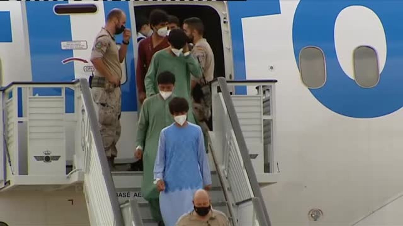 Aterrizan en Torrejón de Ardoz otros 290 afganos evacuados