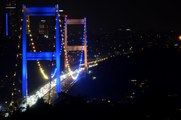 İstanbul'un iki köprüsü Ukrayna bayrağı renklerine büründü