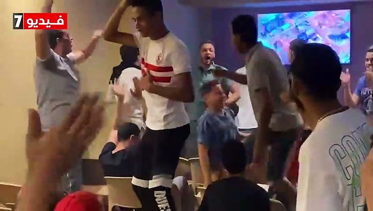 احتفالات الجماهير داخل كافيه احمد فتوح لاعب الزمالك بين شوطى لقاء الابيض و الانتاج الحربى