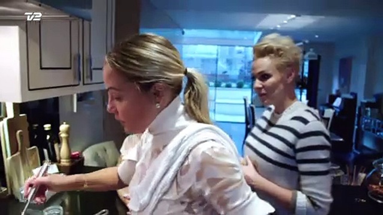 TV-SPOT | Jul på godset (1:2) | Mandag 20.30 på TV2 | 2017 | Lang Version | TV2 Danmark