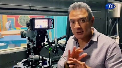 Héctor Sandarti muestra "La Casa de los famosos"