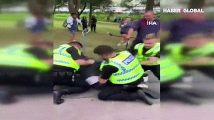 İngiltere'de polis sokak sanatçısına şiddet uyguladı