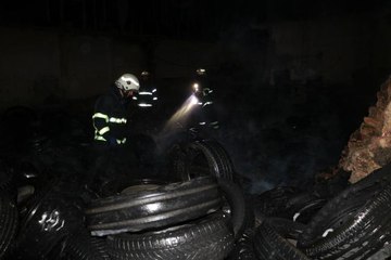 Lastik çöplüğünde çıkan yangın korkuttu