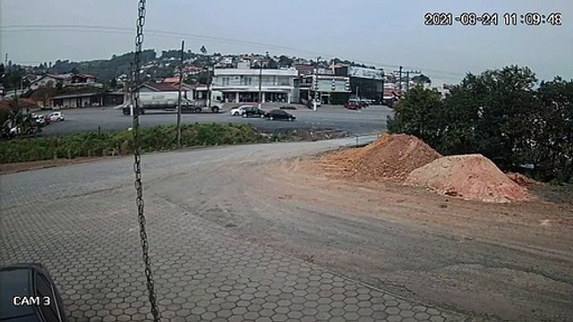 Vídeos mostram caminhão desgovernado atingindo carros em Ituporanga; assista