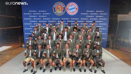 Das Bier auch ohne Wiesn genießen: FC Bayern stößt an!